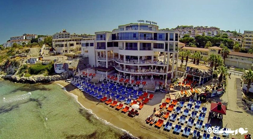 دورنمای ساحل و ساختمان هتل